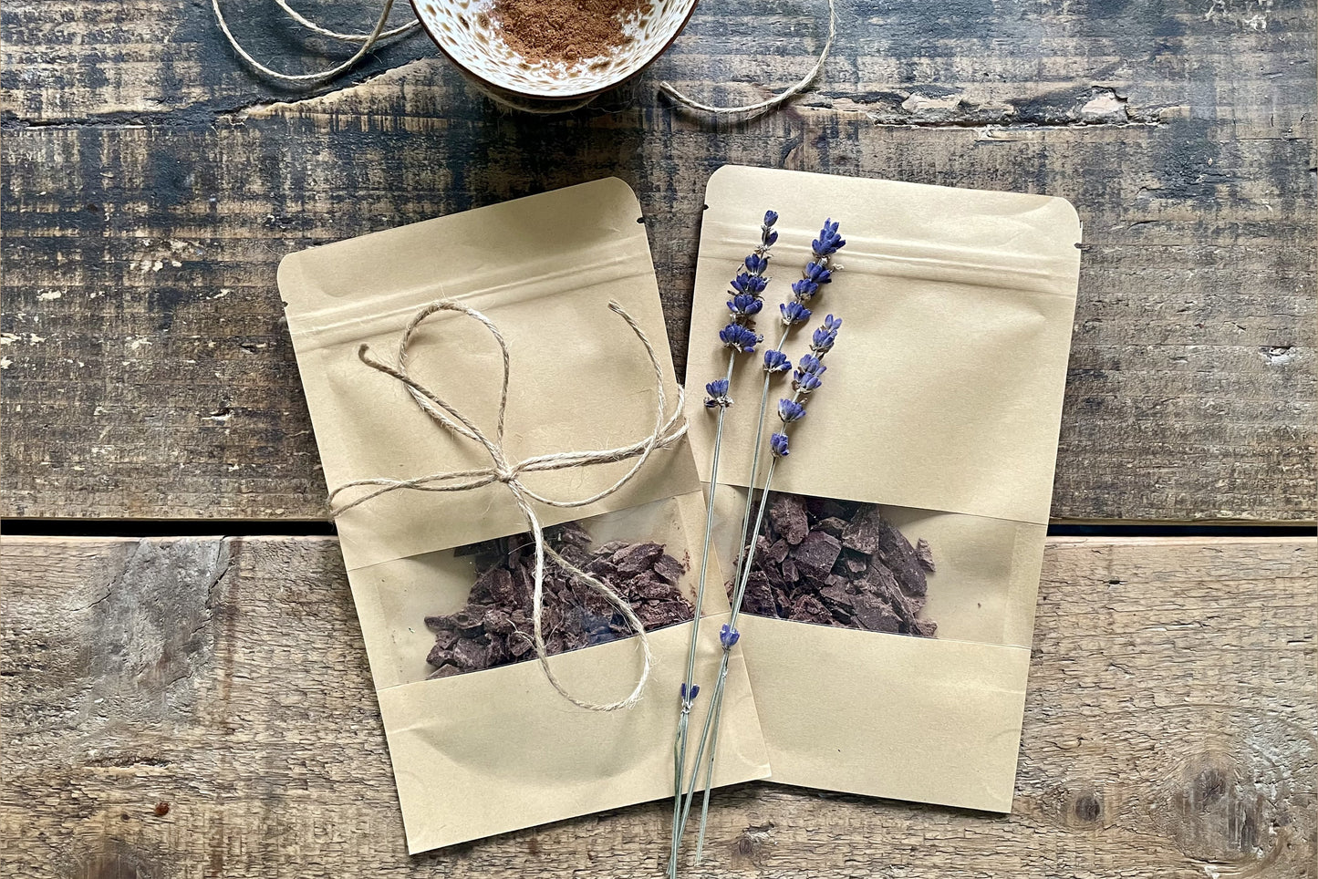 Begin de dag met een moment voor jezelf, begin de dag met intentie. Cacao helpt je om van je hoofd, naar je hart te gaan. Om te verbinden met jouw kern, jouw root. Om te verbinden met de magie, met het mysterie van het leven. Een dagelijkse portie zorgt voor een zachte en liefdevolle energizer waardoor jij klaar bent voor een nieuwe dag.